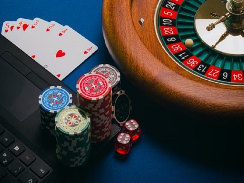 A Look into Casino Loyalty Programs: Perks and Pitfalls